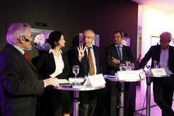 Das Foto zeigt folgende Personen (von links nach rechts) Thomas Prinzler (Wissenschaftsredaktion Inforadio, rbb), Prof. Dr. med. Andrea Siebenhofer-Kroitzsch (Goethe-Universität Frankfurt am Main), Gerd Gigerenzer (MPI für Bildungsforschung), Dr. med. Günther Jonitz (Facharzt für Chirurgie, Präsident der Ärztekammer Berlin und Mitglied im Vorstand der Bundesärztekammer), Prof. Dr. med. Wolf-Dieter Ludwig (Vorsitzender der Arzneimittelkommission der deutschen Ärzteschaft und Chefarzt der Klinik für Hämatologie, Onkologie und Tumorimmunologie am HELIOS-Klinikum Berlin-Buch)