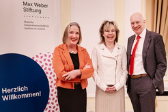 Das Bild zeigt Ute Frevert, Sabine Döring (Staatssekretärin im BMBF) und Hans van Ess (vlnr.) beim Festakt zum Präsidentschaftswechsel in der Bad Godesberger Redoute.