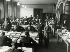 Blick in das Registirerbüro der Zentralstelle der Einwohnerverzeichnung. Registrierung der Einwohner von Wien. Im Vordergrund Senatsrat Dr. Köpf. Photographie. 1936