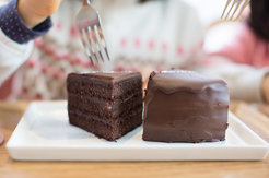 Ist es gerecht, einen Kuchen in gleich großen Stücken zu verteilen? Oder sollte man bei der Verteilung den Charakter der Esser berücksichtigen? Schließlich könnte von zwei Personen, an die der Kuchen geht, die eine eher egoistisch sein und das meiste für sich wollen, während die andere selbstlos ist und sich auch über das kleinere Stück freut. Dieses Problem beleuchtet der Ökonom Felix Bierbrauer unter dem Aspekt des gewollten Nichtwissens, also des bewussten Ausblendens von Informationen.