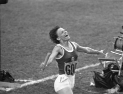 DDR-Sprinterin Christina Brehmer beim Zieleinlauf der 4x400-m-Staffel am 31.7.1976. Sie errang bei den olympischen Leichtathletik Wettbewerben in Montreal Gold.