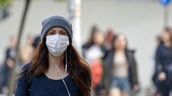 Frau mit Maske