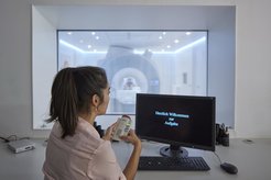 Während des FSJ in der Wissenschaft in der Lise-Meitner-Gruppe Umweltneurowissenschaften können junge Menschen lernen, wie man ein MRT-Gerät bedient. (Nachgestellte Szene)