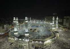 Luftbild der Moschee in Mekka bei Nacht: Überall stehen dicht gedrängt Menschen, nur als Punkte erkennbar