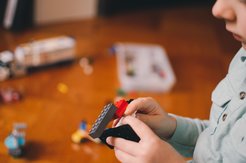 Kind spielt Lego