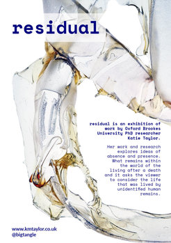 residual (Reste) ist eine Ausstellung von Katie Taylor, Doktorandin an der britischen Oxford Brookes University. Ihre künstlerischen Arbeit und Forschung erkunden Ideen von Abwesenheit und Anwesenheit. Was bleibt von einem Verstorbenen in der Welt der Lebenden? Die Betrachter*innen werden aufgefordert, über die gelebten Leben der unidentifizierten menschlichen Überreste nachzudenken.