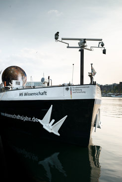 Press photo of the exhibition ship MS Wissenschaft 2023, showing the ship lying on the water with the inscription "MS Wissenschaft".