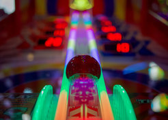 Pinball: Das Leben gleicht einem Flipperspiel – die Chancen auf Gesundheit und Wohlstand sind ungleich verteilt. Wer schwierige Startbedingungen vorfindet, schafft Erfolg und Aufstieg nur mühsam. Bei gutem Start erreichen Spielende dagegen Topwerte.