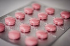 Das Bild zeigt einen Steifen roter Tabletten