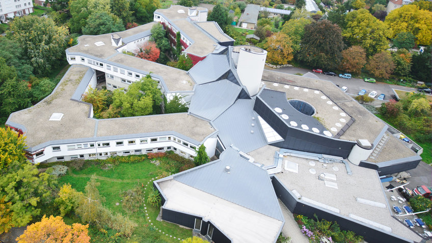 Das Gebäude vom Max-Planck-Institut für Bildungsforschung von oben gesehen.