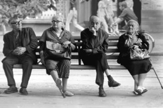 Ältere Menschen sitzen auf einer Bank