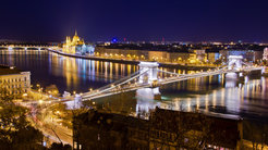 Budapester Brücke in der Nacht