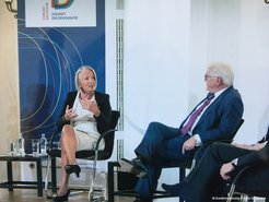 Ute Frevert in der Diskussion mit Bundespräsident Frank-Walter Steinmeier.