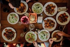 Verschiedene Speisen auf einem Tisch angerichtet von oben betrachtet