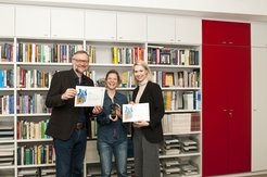 Ralph Hertwig, Sonja Hilbrand und Helen Habernickel (von Elsevier) bei der Übergabe des Elsevier Atlas Award 2017.