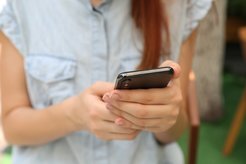 Hände halten ein Handy