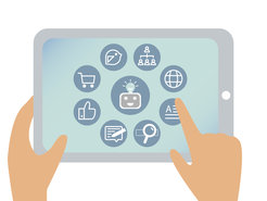 Darstellung von Händen, die ein Tablets halten, auf dem verschiedene Apps zu sehen sind